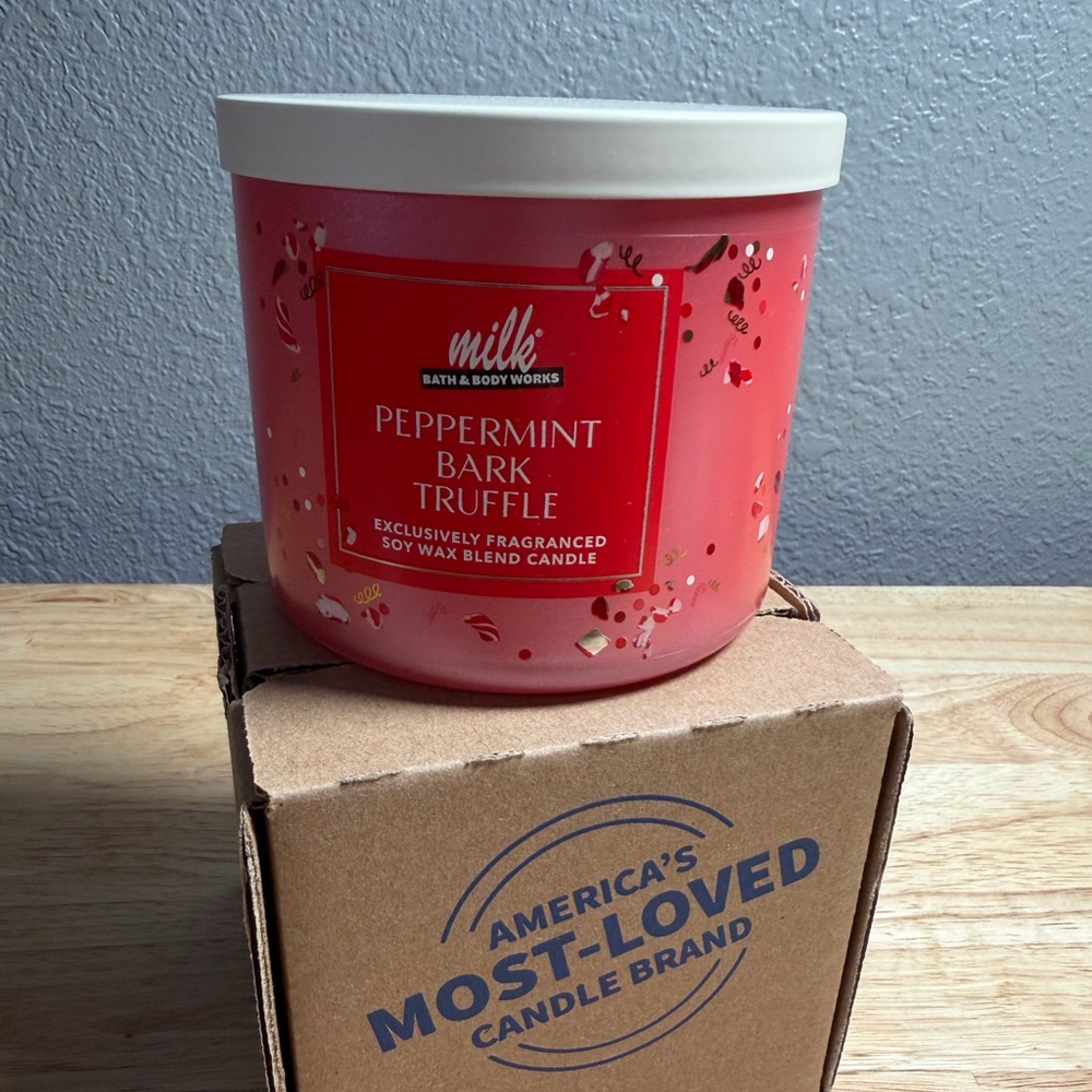 Bath & Body Works 3-Wick Peppermint Bark Truffle Candle - Red